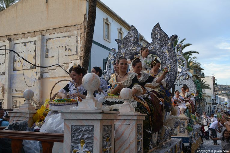 Desfile de carrozas de las fiestas de san juan en Jávea