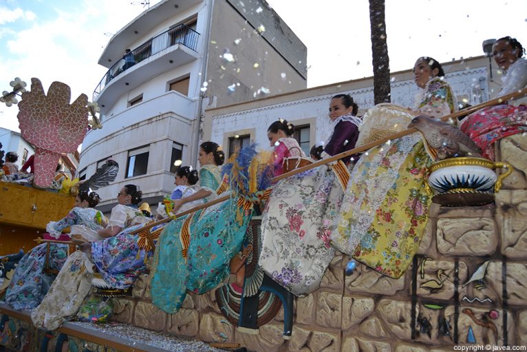 Desfile de carrozas en las fiestas de San Juan en Xàbia
