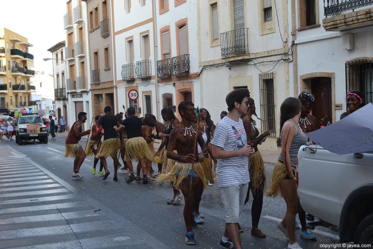 Desfile de peñas de Jávea en las fiestas de San Juan