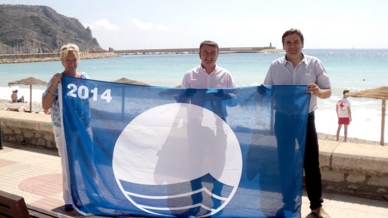 Doris Courcelles, José Chulvi y Antonio Miragall con la bandera azul de la playa de la Grava.