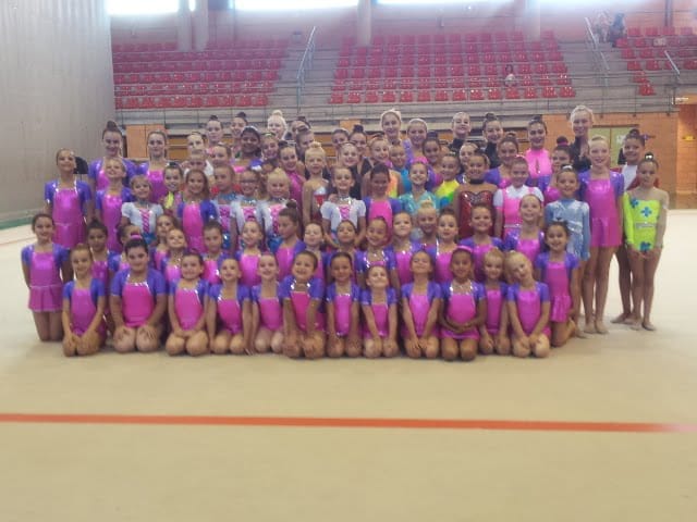 Vicky Bolufer y las niñas del Club Gimnástica Xàbia