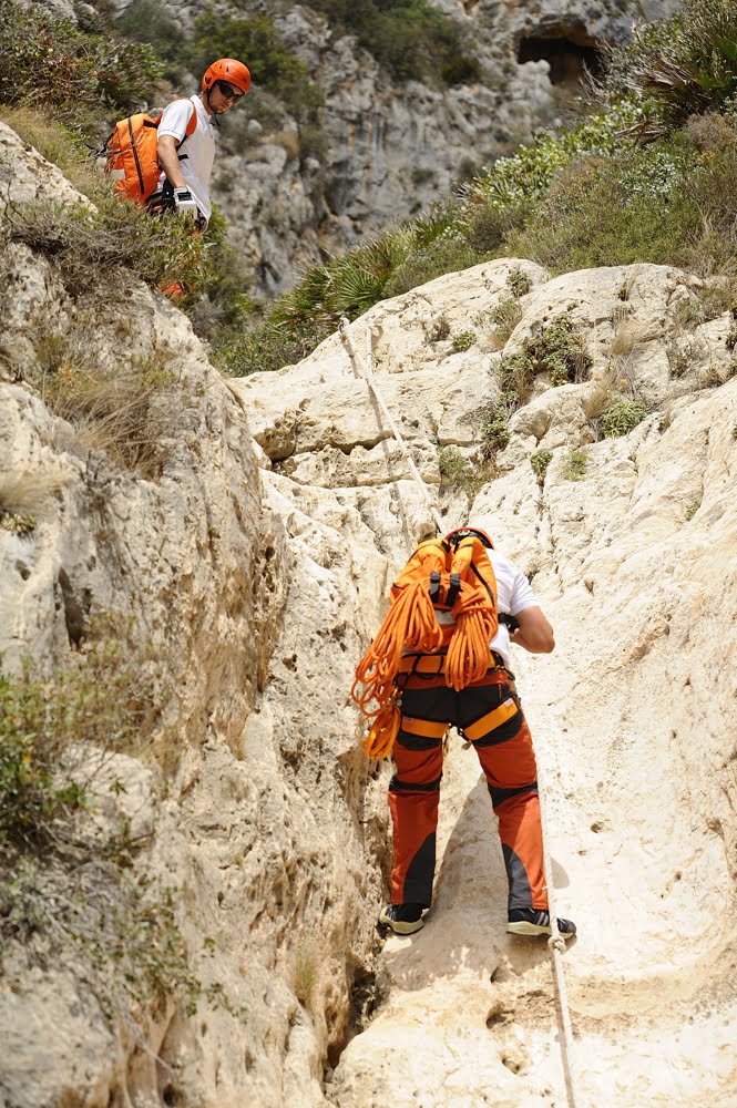 El equipo de SVS descendiendo por la montaña durante un simulacro de rescate