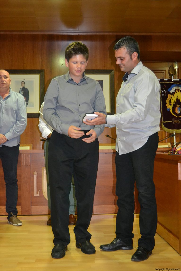El presidente de la Comisión de Fogueres 2014, Jaime Escudero, entregando la medalla al presidente de la comisión juvenil de Fogueres 2014 George Walker