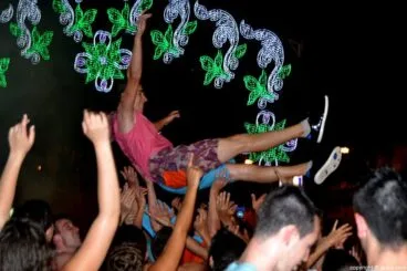 El presidente de la quintà Jordi Pons Diego lanzado por los aires por sus quintos