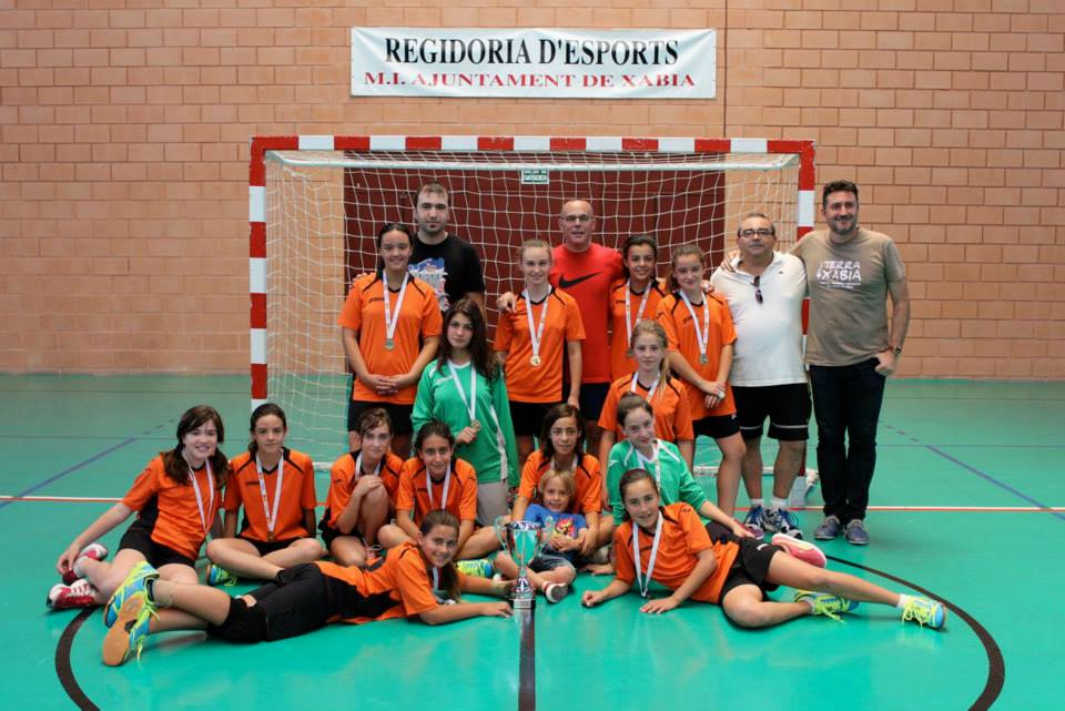 El edil de deportes, Juan Luis Cardona con las campeonas provinciales