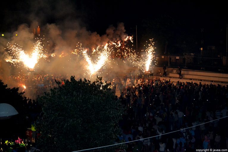Espectáculo de correfocs en la nit dels focs de Xàbia