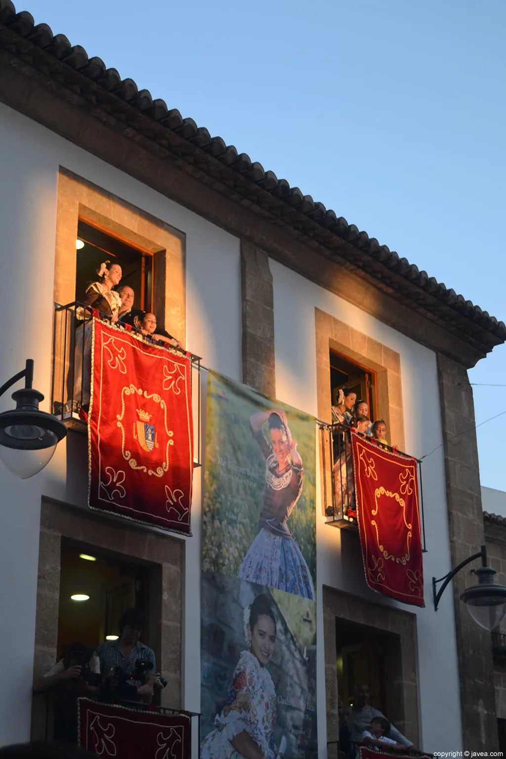 Fotos colgadas del balcón del Ayuntamiento de Jávea de Mar Bisquert Bover y Claudia Sánchez Tachó
