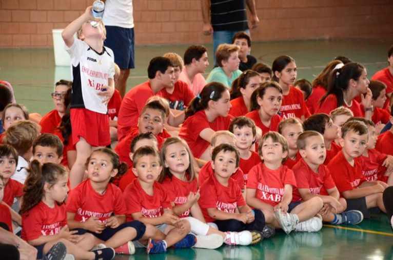 Grupo de niñas y niños durante la clausura de la Escuelas Deportivas