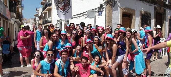 Grupo de quintos durante un desfile