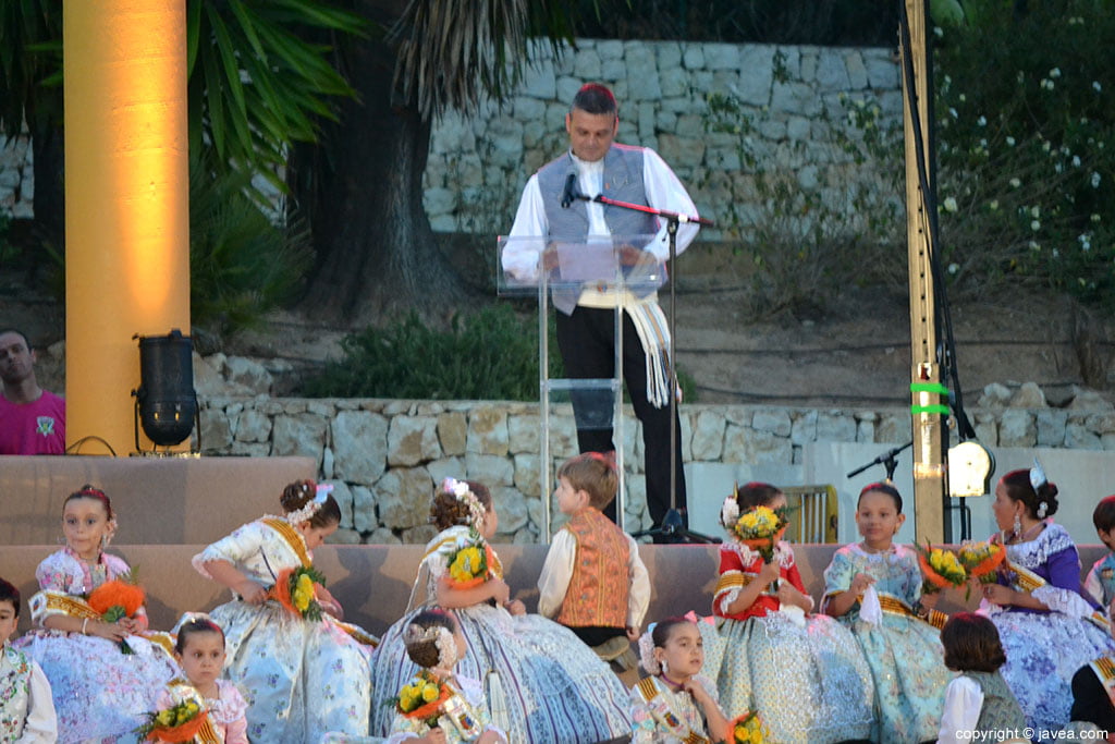 Jaime Escudero en su discurso en la proclamación infantil de Fogueres 2014
