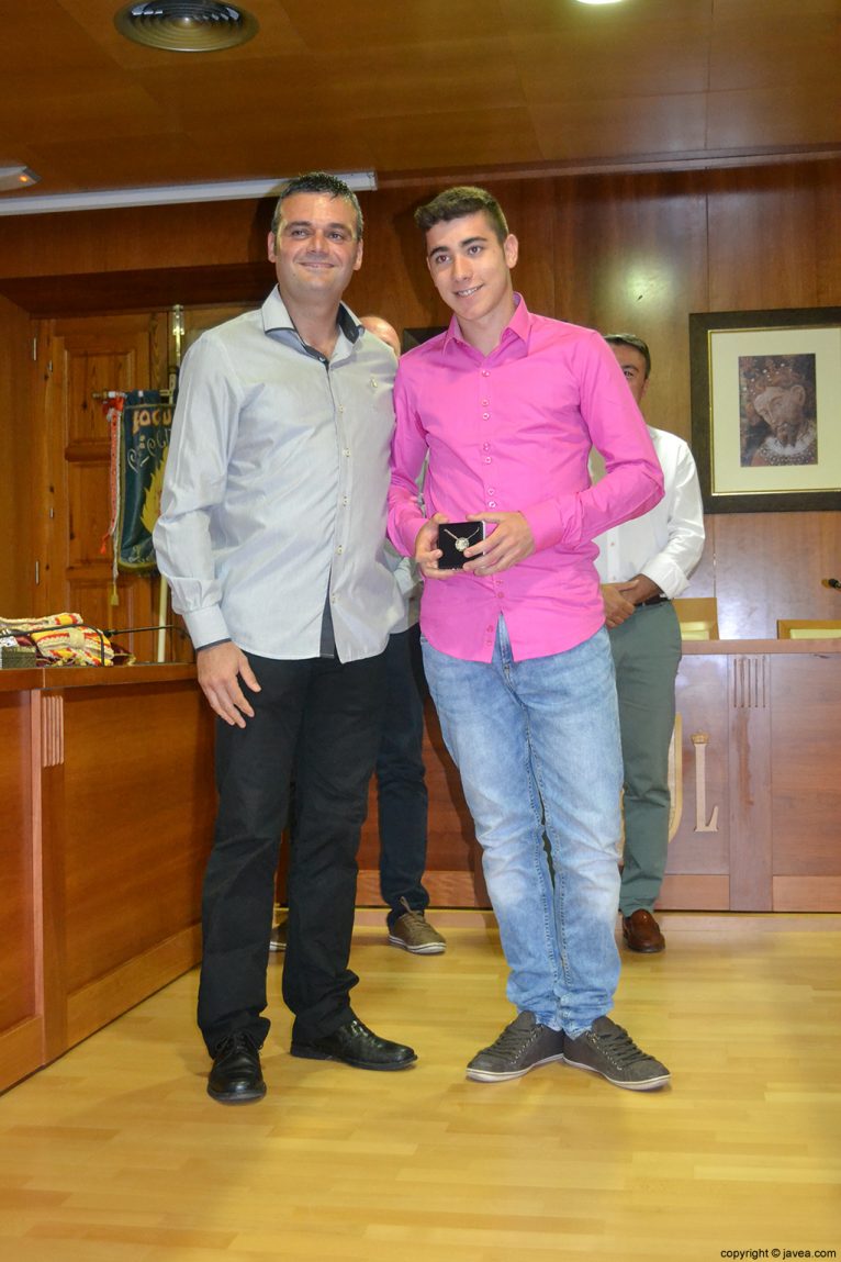 Jaime Escudero entregando la medalla al presidente de la quintà 2014 Jordi Pons Diego