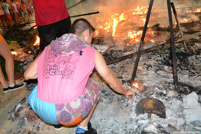 Jordi Pons Diego recogiendo cenizas de la foguera