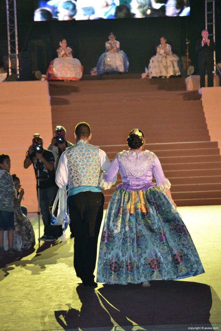 Jordi Pons Diego y Tatiana Caballero Sánchez caminando al escenario para ser proclamados presidentes del 2014