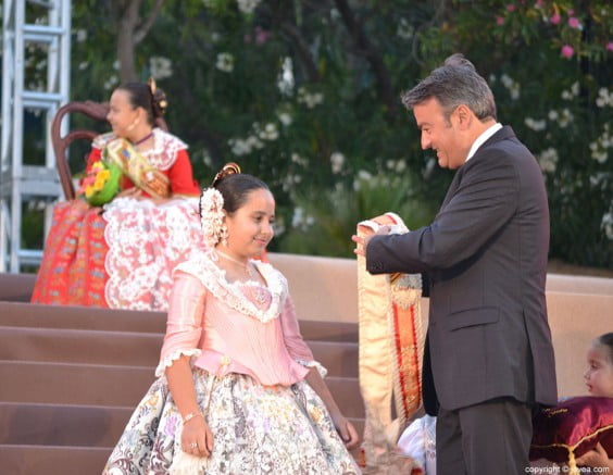 José Chulvi en el momento de proclamar a Claudia Sánchez Tachó como reina infantil de 2014