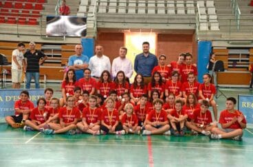 José Chulvi y Juan Luis Cardona junto a los miembros de la Escuela de Balonmano