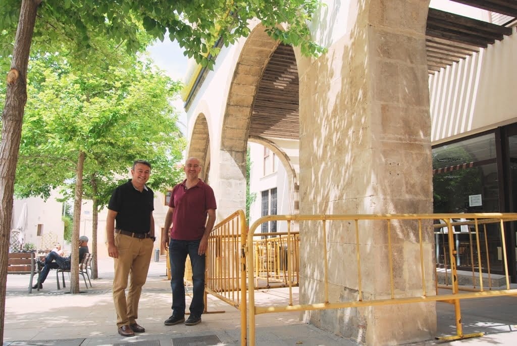 José Chulvi y Paco Torres en el edificio de la plaza marina alta