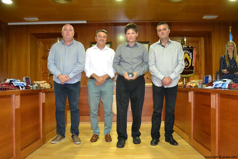 Juan Ortolá, José Chulvi, George Walker y Jaime Escudero en la entrega de la medalla al presidente juvenil de Fogueres 2014