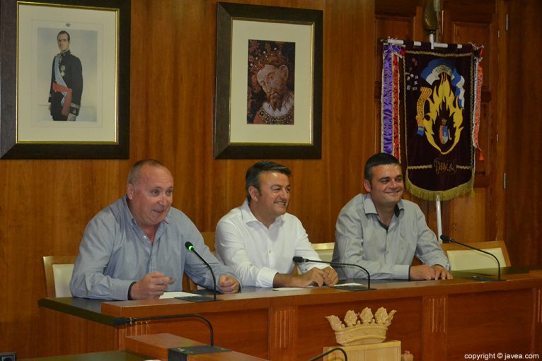 Juan Ortolá, José Chulvi y Jaime Escudero durante el acto de imposición de bandas a los cargos de Fogueres 2014