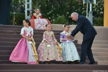 Juan Ortolá imponiendo las bandas a la corte de honor infantil de fogueres 2014