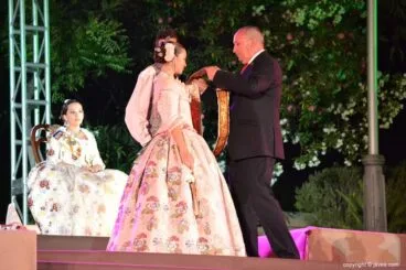 Juan Ortolá poniendo la banda a Berta Lucas López