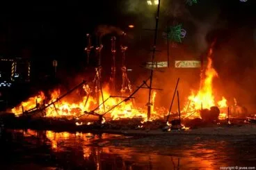 La Foguera Central en llamas