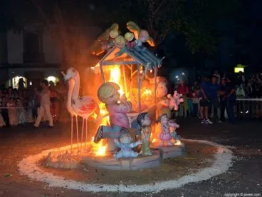 La Foguera Infantil comenzando a quemarse