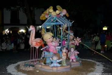 La Foguera Infantil minutos antes de quemarse