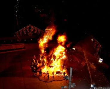 La Foguera mientras comenzaba a quemarse