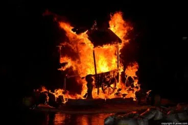 La Hoguera Infantil en llamas