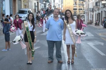 La abanderada mora y cristina de 2014 junto al presidente de la comisión de moros y cristianos de Jávea
