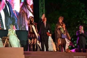 La abanderada mora y cristina junto con el presidente de la comisión de moros y cristianos