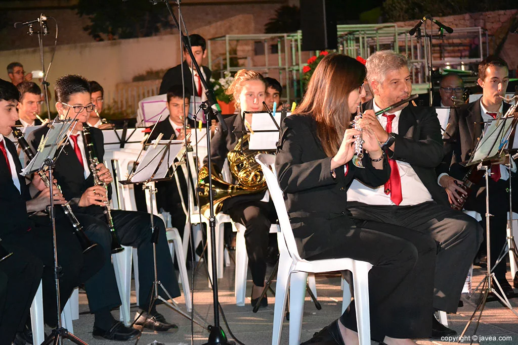 La banda de música de Jávea puso la música en directo durante el acto de la proclamación
