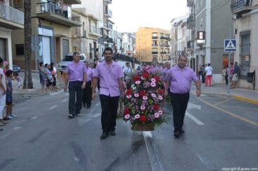 La cofradía de Jesús Nazareno de Xàbia en la ofrenda a San Juan