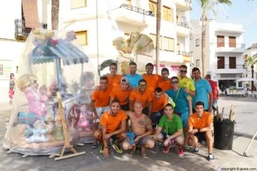 La penya Tot d’un glop de Xàbia es la encargada de ayudar en el montaje de las Hogueras