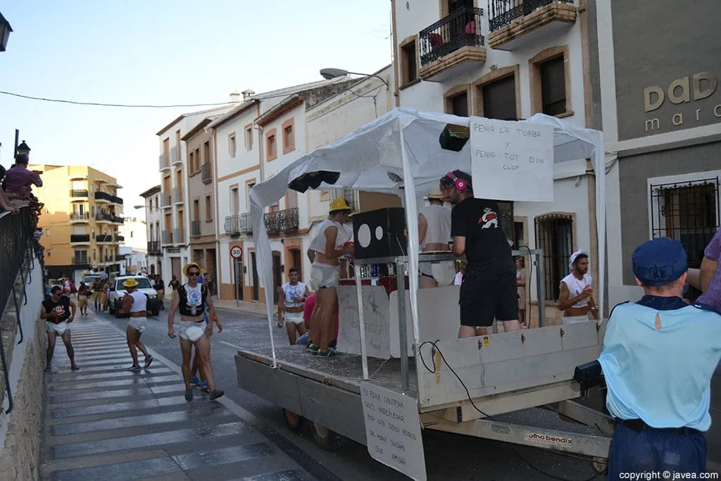 La penya tot d'un glop de Xàbia en el desfile