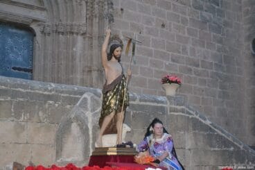 La presidenta juvenil poniendo el ramo de flores a San Juan