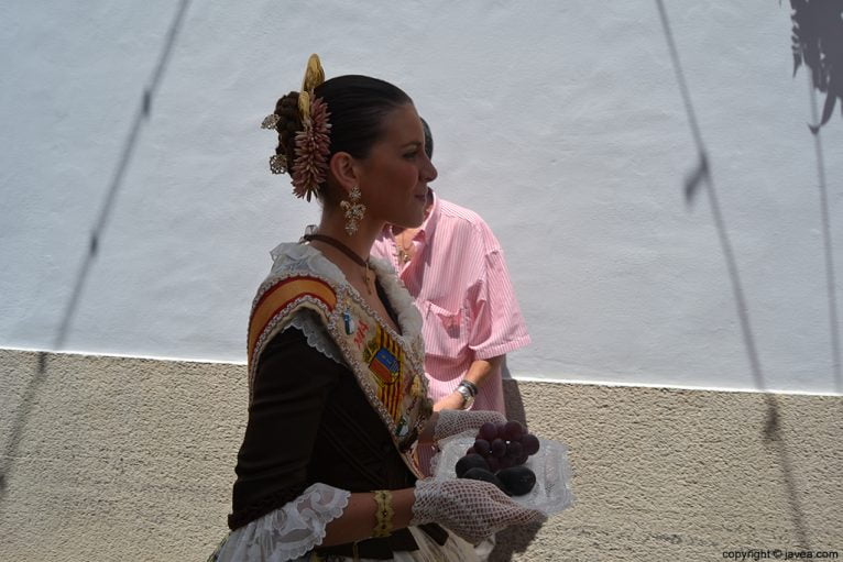 La reina de Fogueres 2014 en su ofrenda a San Jua de raïms i bacores