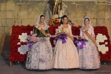 La reina de Fogueres 2014 junto con sus damas de honor