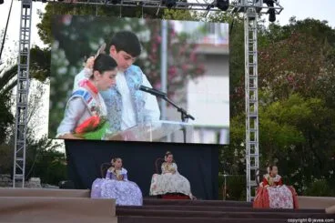 La reina infantil de 2013, Olivia Clemente Ferrándiz, junto con sus damas, Arantxa Pons Escudero y Tere Fornés Catalá