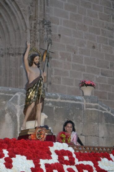 La reina infantil de Fogueres 2014 depositando su ramo de flores a San Juan