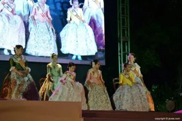 La reina mayor e infantil junto con las damas mayoras e infantiles del 2014
