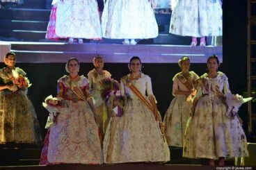 La reina y dama de Fogueres 2013 abandonan su cargo para dejar paso a las nuevas representantes