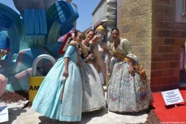 La riena de Fogueres 2014 y sus damas de honor con el Ninot Indultat