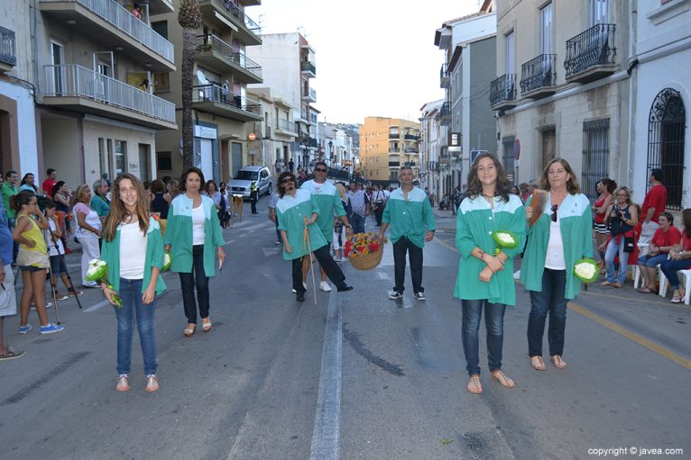 Las peñas sanjuaneras participaron en la ofrenda a San Juan de Jávea