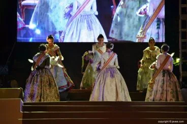 Las representantes de 2013 dejan paso a las representantes de Fogueres de 2014