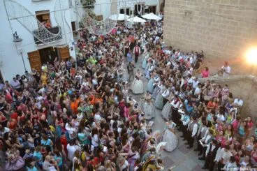 Llegada de Berta Lucas, Lucía Andrés y Mar Bisquert a la plaza de la Iglesia para la celebración del Pregón