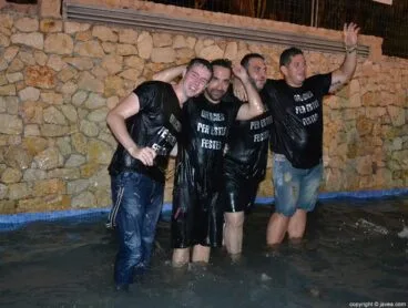 Los ayudantes que han estado con los quintos estas fiestas fueron lanzados al agua