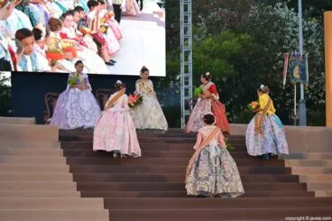Los cargos infantiles de Fogueres 2014 pasan a ocupar sus tronos como nuevas representantes de las fiestas