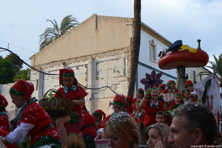 Los colegios participaron en el desfile de carrozas de las fiestas de San Juan
