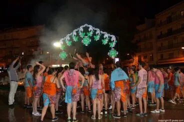 Los quintos lanzando a Mar Bisquert Bover por los aires